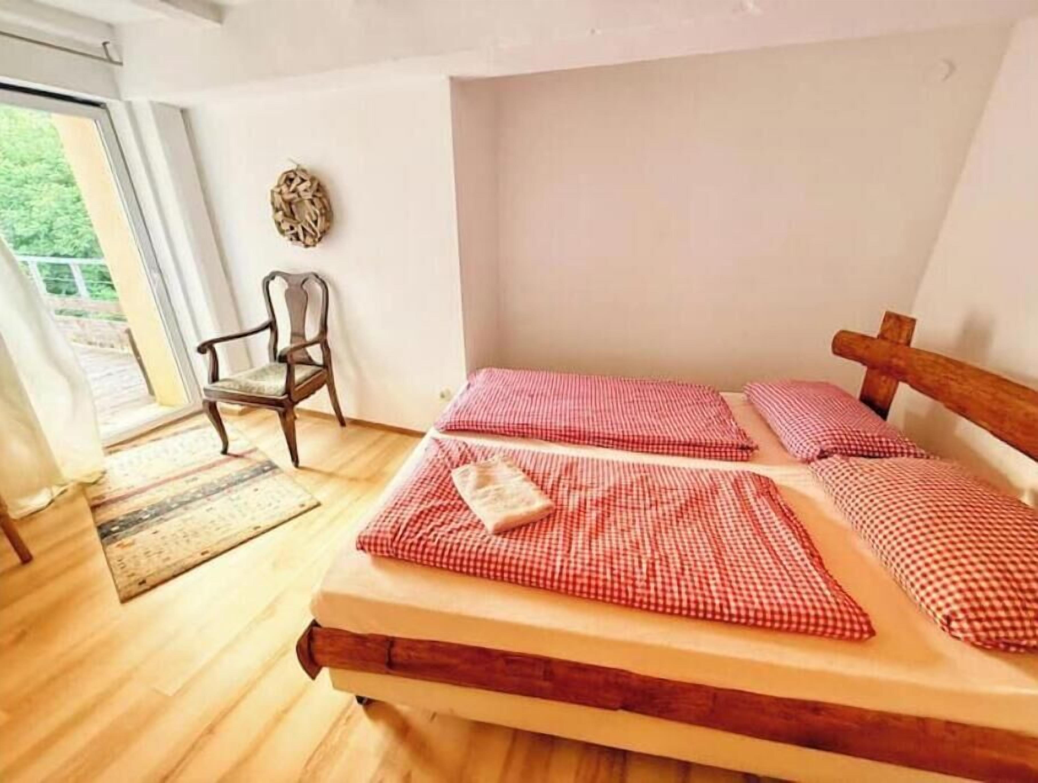 5 habitaciones, tabla de planchar con plancha, wifi y ropa de cama 