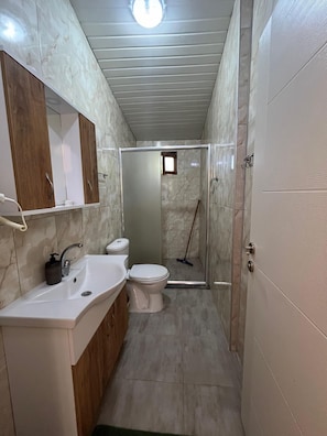 Familien-Vierbettzimmer, Balkon | Badezimmer | Dusche, Haartrockner, Handtücher, Seife