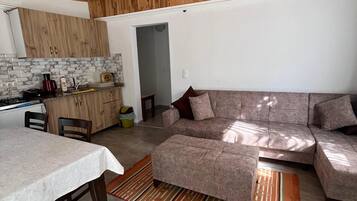 Chambre Quadruple Familiale, balcon | Coin séjour