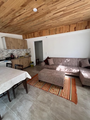 Familien-Vierbettzimmer, Balkon | Wohnbereich