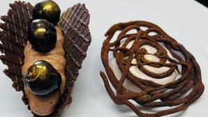 A dessert plate with chocolate and caramel elements. - Hôtel Le Castanea (Roannes-Saint-Mary)