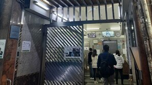 Entrada de un hotel con un cartel que dice 'BELL HOUSE' y 'Nathan Road'.