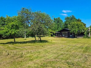 A house with a large lawn and trees in the background. - 4 Star Holiday Home in Hals (Hals)