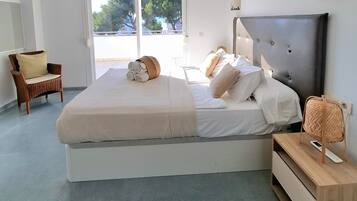 4 bedrooms, iron/ironing board, WiFi, bed sheets