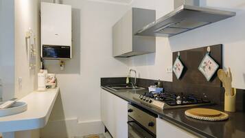 Fridge, oven, stovetop, coffee/tea maker