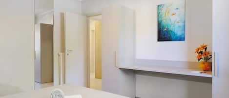 Tabla de planchar con plancha, wifi y ropa de cama