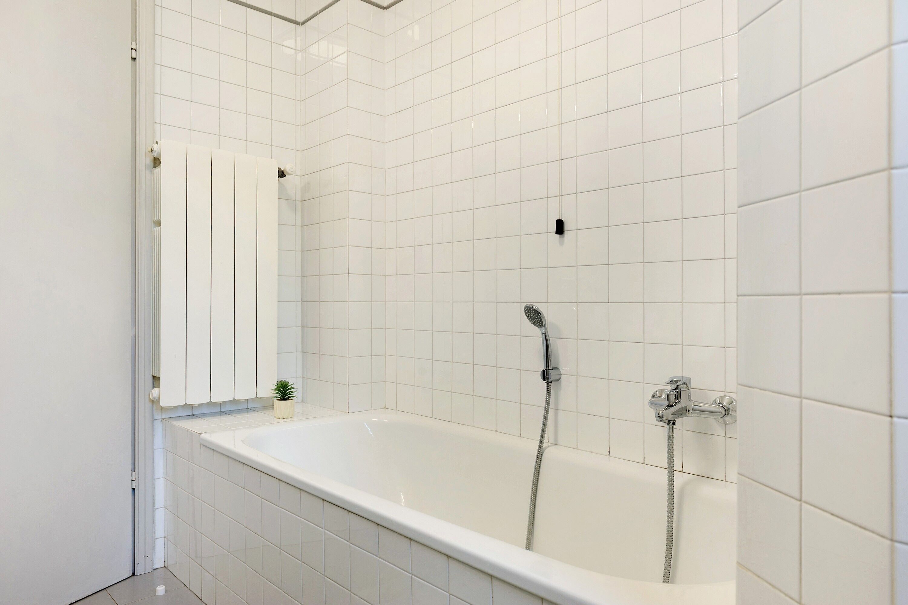 Douche, sèche-cheveux, serviettes fournies