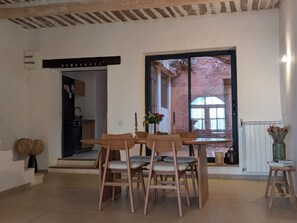 Dining - An artist's home in the heart of Roussillon (Roussillon)