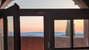 An open door with a view of a sunset over a hilly landscape. - An artist's home in the heart of Roussillon (Roussillon)
