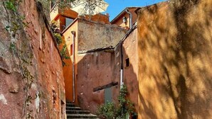 A narrow stone staircase leading up to a building with a rustic exterior. - An artist's home in the heart of Roussillon (Roussillon)
