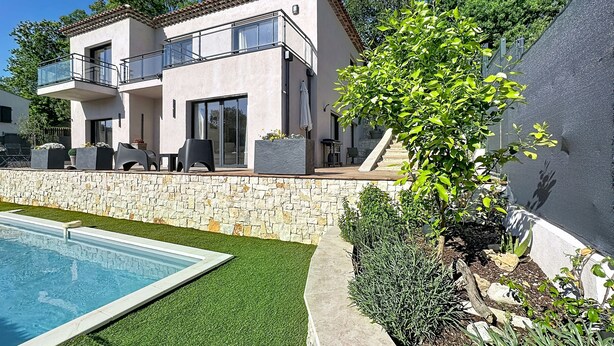 A modern two-story house with a swimming pool, stone wall, and a well-maintained garden. - Comfortable villa with pool, AC and garden in Saint‑Paul‑de‑Vence (Saint Paul de Vence)