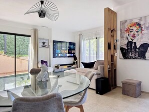 Smart TV, libros, biblioteca musical y estéreo 