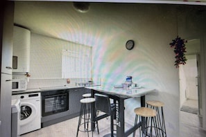 Coffee/tea maker, fridge, microwave, oven