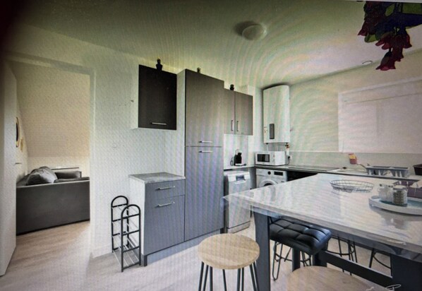 Coffee/tea maker, fridge, microwave, oven