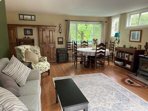 Living area - Modern 3-bedroom house on Lake Todd in enchanting Bradford (Bradford)