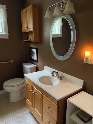 Bathroom - Modern 3-bedroom house on Lake Todd in enchanting Bradford (Bradford)