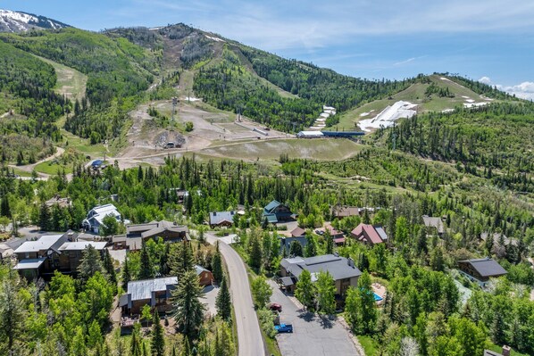 Ett bergigt område med en liten stad, hus och en skidlift.