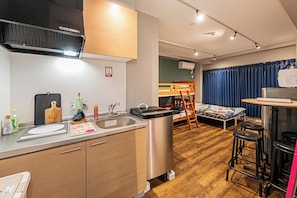 Habitación cuádruple familiar, balcón | Cocina privada | Refrigerador y microondas
