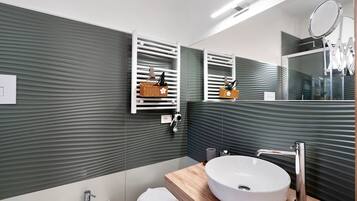 Douche, sèche-cheveux, serviettes fournies