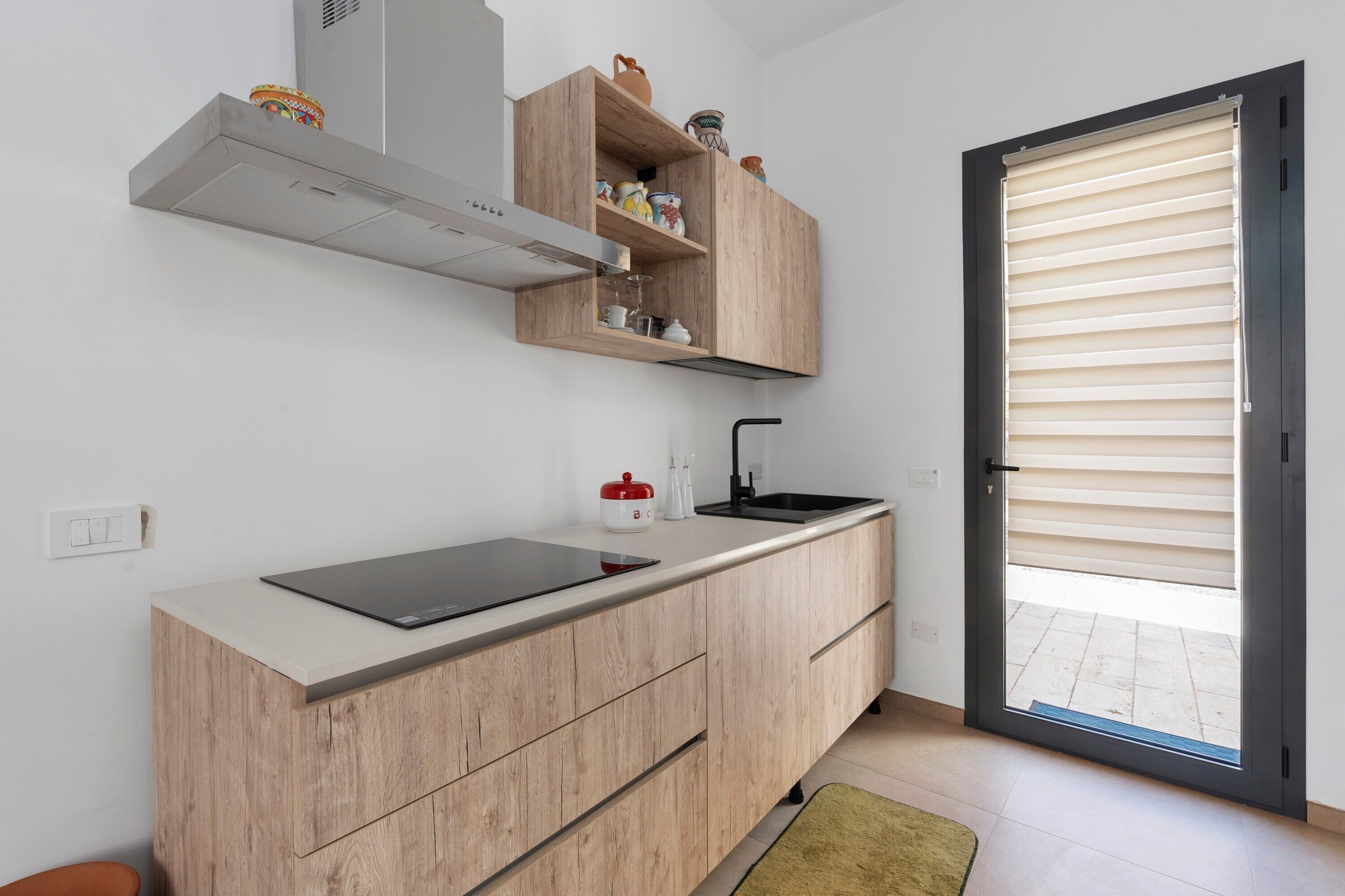 Wasserkocher mit Kaffee-/Teezubehör, Kühlschrank, Mikrowelle, Herdplatte