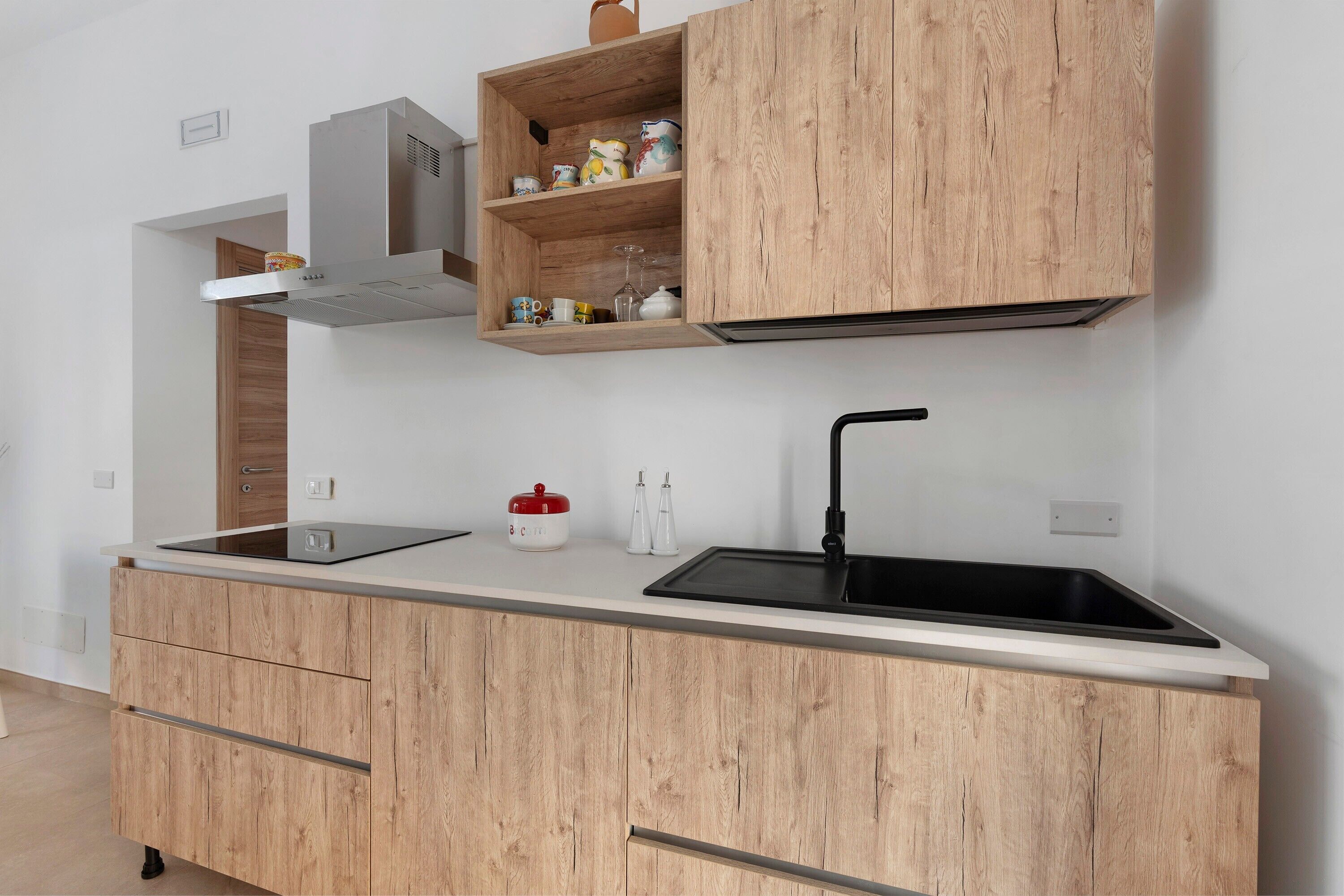 Wasserkocher mit Kaffee-/Teezubehör, Kühlschrank, Mikrowelle, Herdplatte