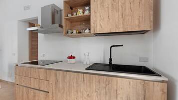 Wasserkocher mit Kaffee-/Teezubehör, Kühlschrank, Mikrowelle, Herdplatte