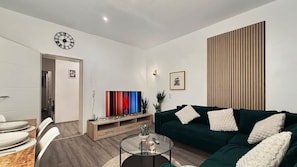 TV - Harbor Breeze 3-Room Apartment with Balcony and Kitchen (Wilhelmshaven)