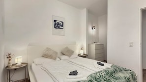Iron/ironing board, WiFi, bed sheets - Harbor Breeze 3-Room Apartment with Balcony and Kitchen (Wilhelmshaven)