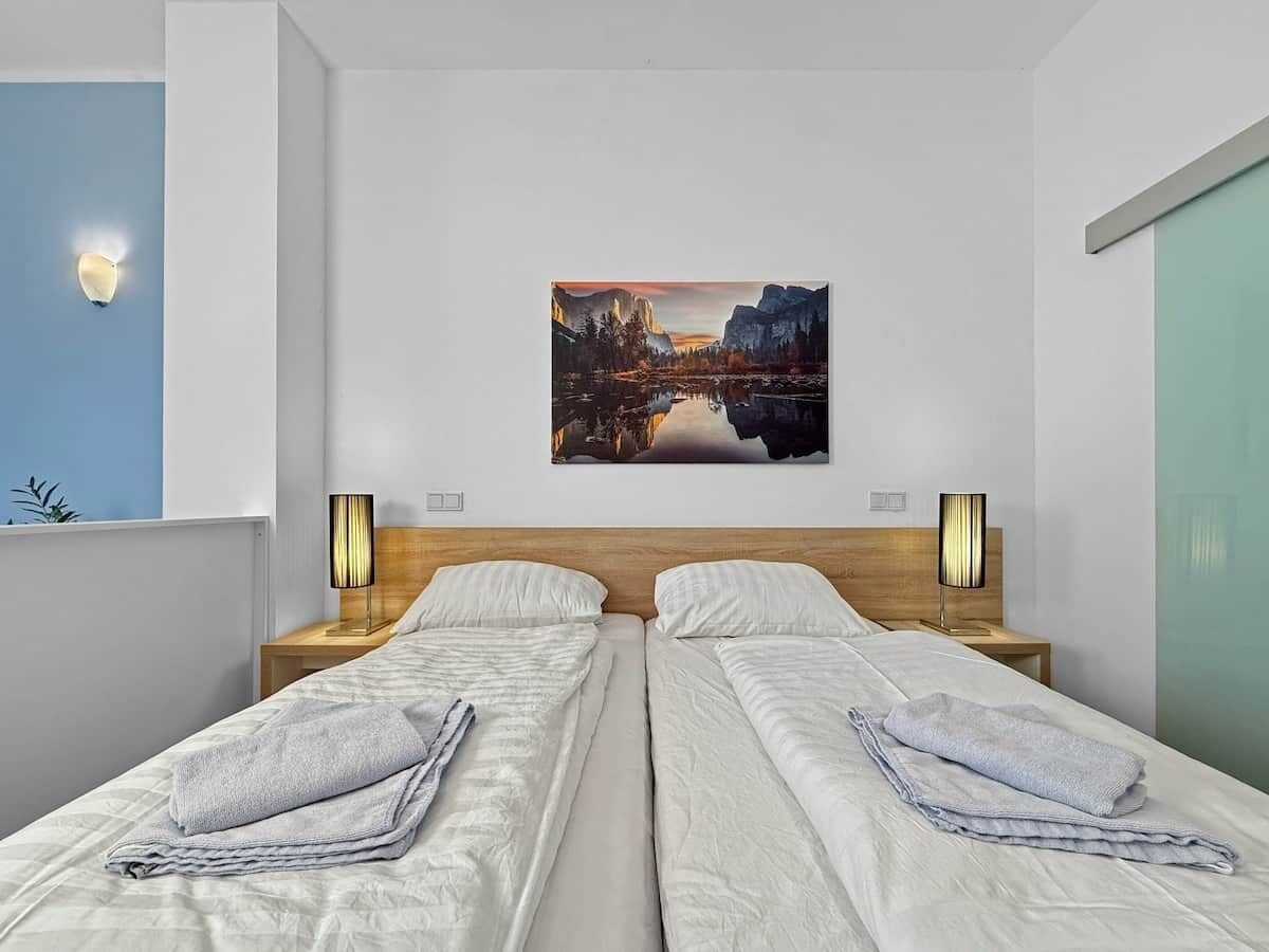 Iron/ironing board, WiFi, bed sheets