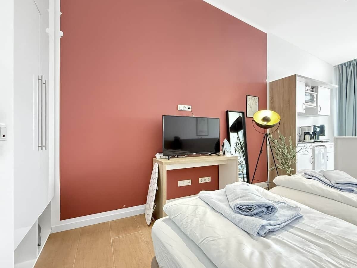 Iron/ironing board, WiFi, bed sheets