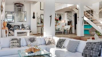 House, 4 Bedrooms, Smoking, Balcony | Living room | Books