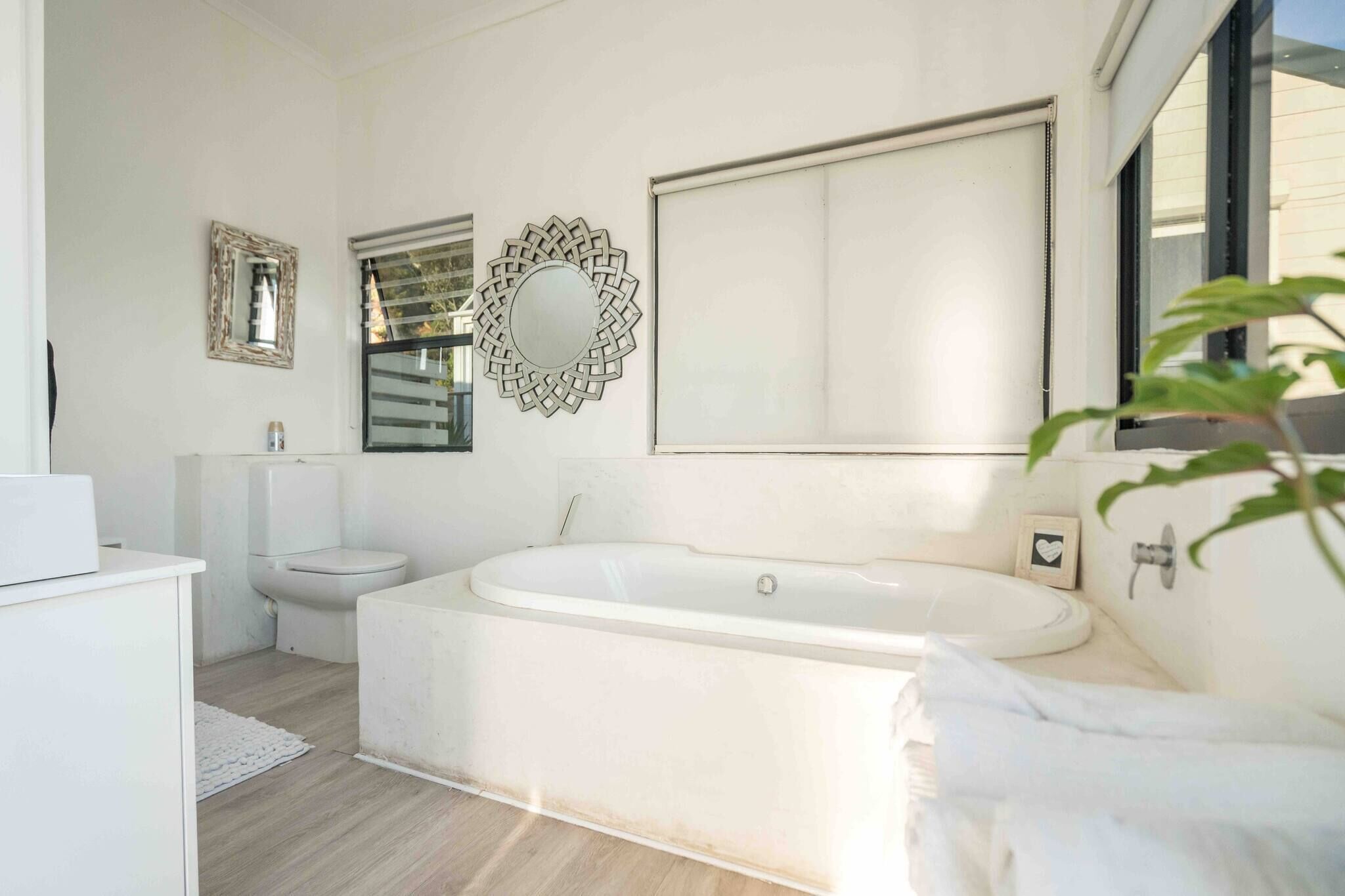 Une salle de bain moderne avec une baignoire sur pieds, des toilettes et un lavabo.
