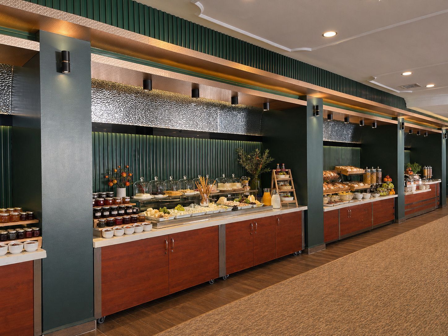 Un aparador de buffet amb diferents aliments i condiments.