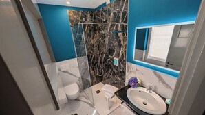 Deluxe Room, Balcony, City View | Bathroom - Residence Cosy Baveno (Baveno)
