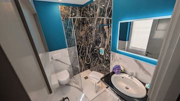 Chambre Deluxe, balcon, vue ville | Salle de bain | Douche, sèche-cheveux, serviettes fournies, savon