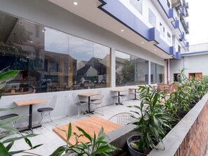 House | Outdoor dining - Luxury Deluxe DBL Retreat W/ Free Wifi and Parking (Medan)