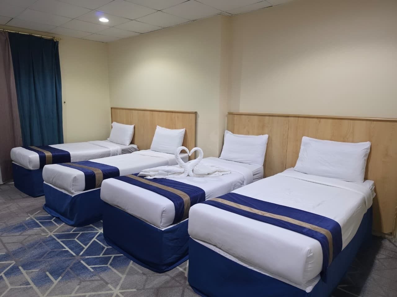 Habitación cuádruple Confort, vista a la montaña | Minibar, escritorio, espacio para trabajar con laptop y wifi gratis 