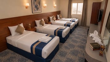 Quadrupla Comfort, vista montagna | Minibar, una scrivania, postazione laptop, Wi-Fi gratuito