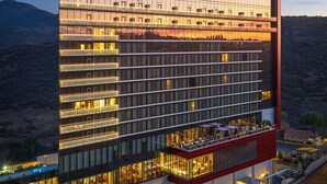 Un edificio de varios pisos con un llamativo letrero que dice 'Jamul Casino Resort', ventanas amplias y un techo plano.