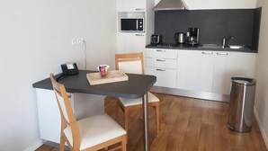 A compact kitchen with a microwave, coffee maker, and sink. - Domitys - Le Carroussel (Cabourg)