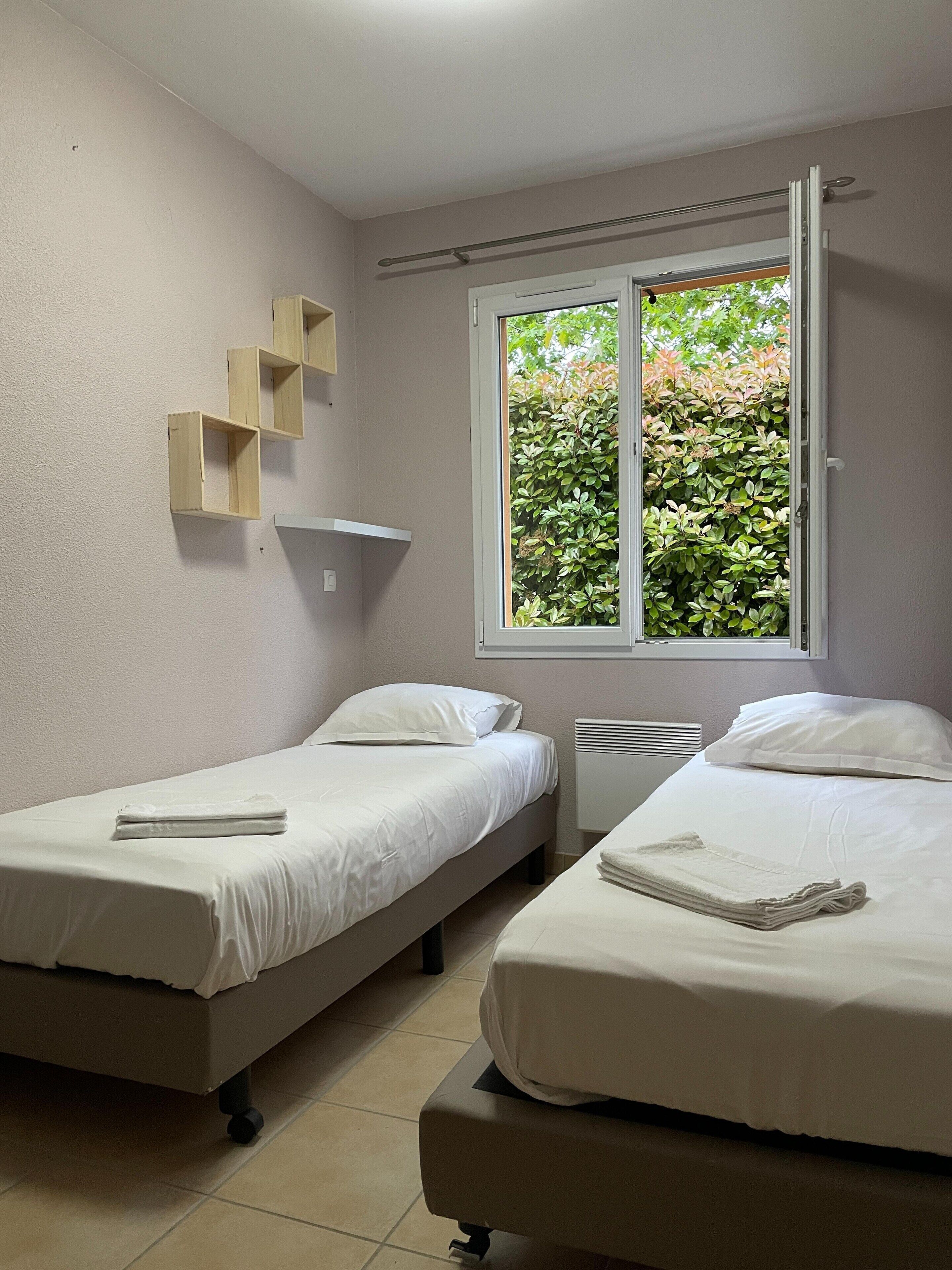 Rumah | 2 kamar tidur dan dilengkapi dengan perabotan berbeda-beda