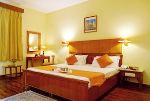 Desk, free WiFi - KADAMB KUNJ RESORT Bharatpur (Bharatpur)