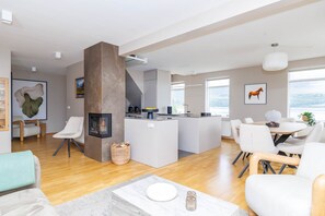 Un espace de vie moderne comprenant une cuisine, un coin repas et un espace détente.