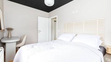 5 bedrooms, iron/ironing board, WiFi, bed sheets