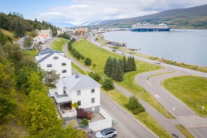 Une ville côtière où un grand navire de croisière est amarré dans le port.
