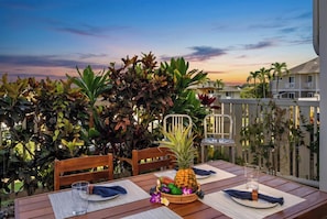 Outdoor dining - Kona Sea Ridge#P3: Beautiful Remodeled Designer unit w/Ac, No Stairs (Kailua Kona)