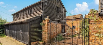Barn Conversion Sleeps 2 With Parking