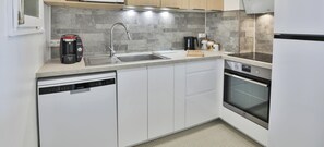 Wasserkocher mit Kaffee-/Teezubehör, Kühlschrank, Mikrowelle, Ofen