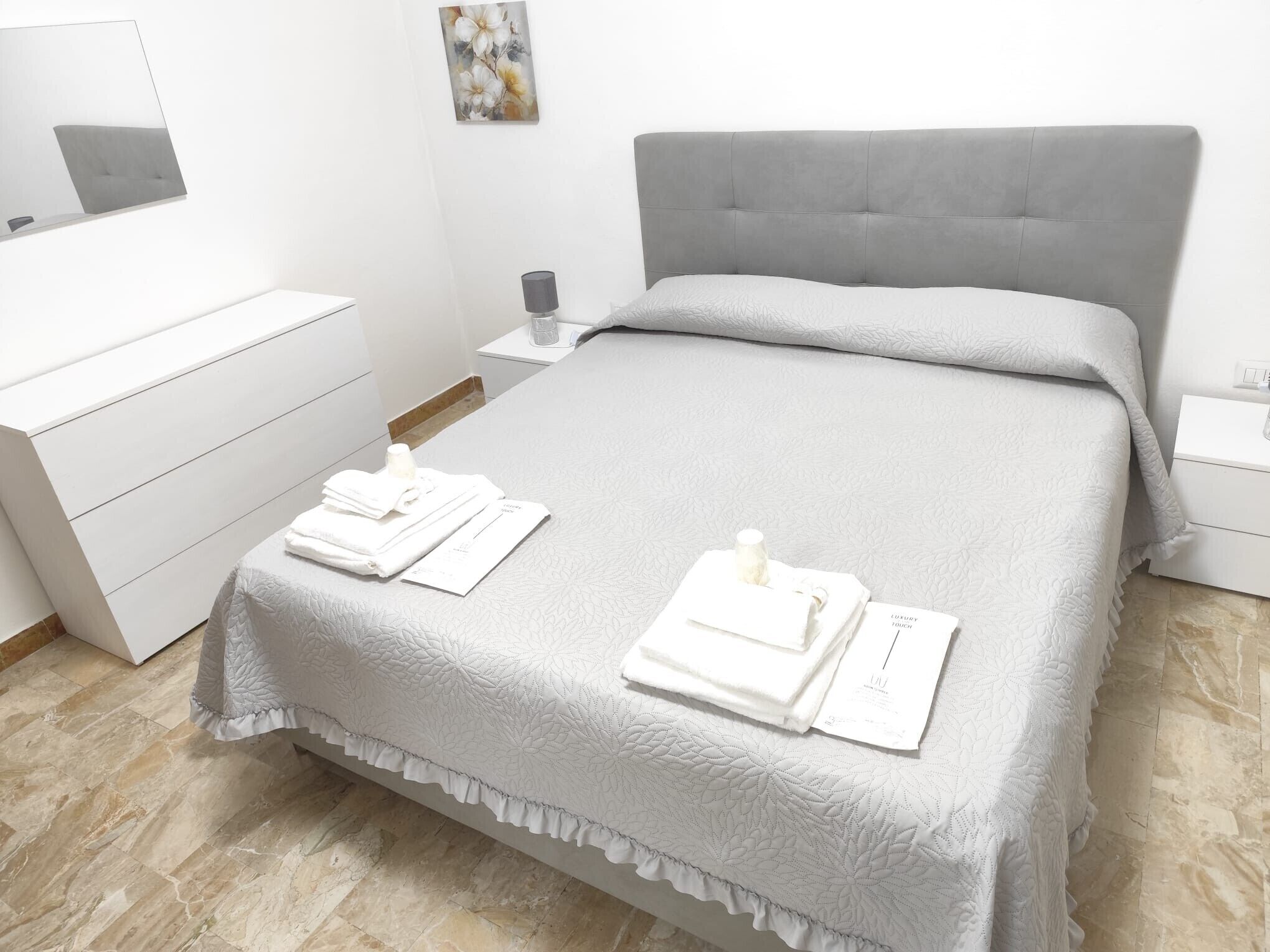 Tabla de planchar con plancha, wifi, ropa de cama