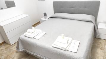 Tabla de planchar con plancha, wifi, ropa de cama